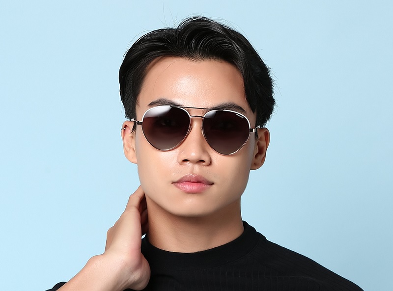 Gọng được làm bằng kim loại nên chắc chắc, mang tới vẻ ngoài sang trọng